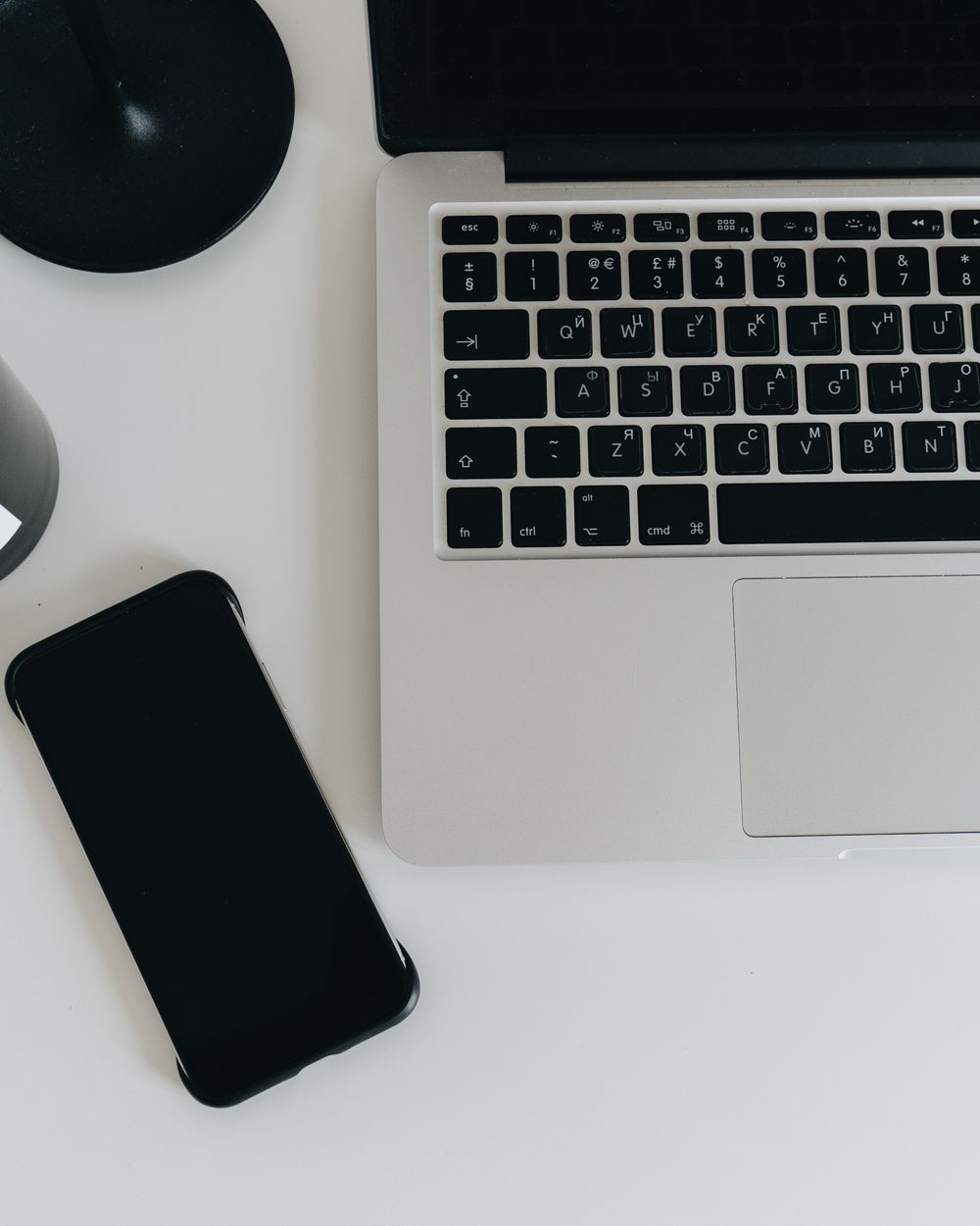 Portátil e smartphone durante a fase de desenvolvimento