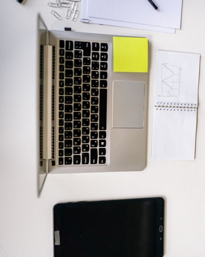 Mesa de trabalho com notas durante a fase de lançamento e growth