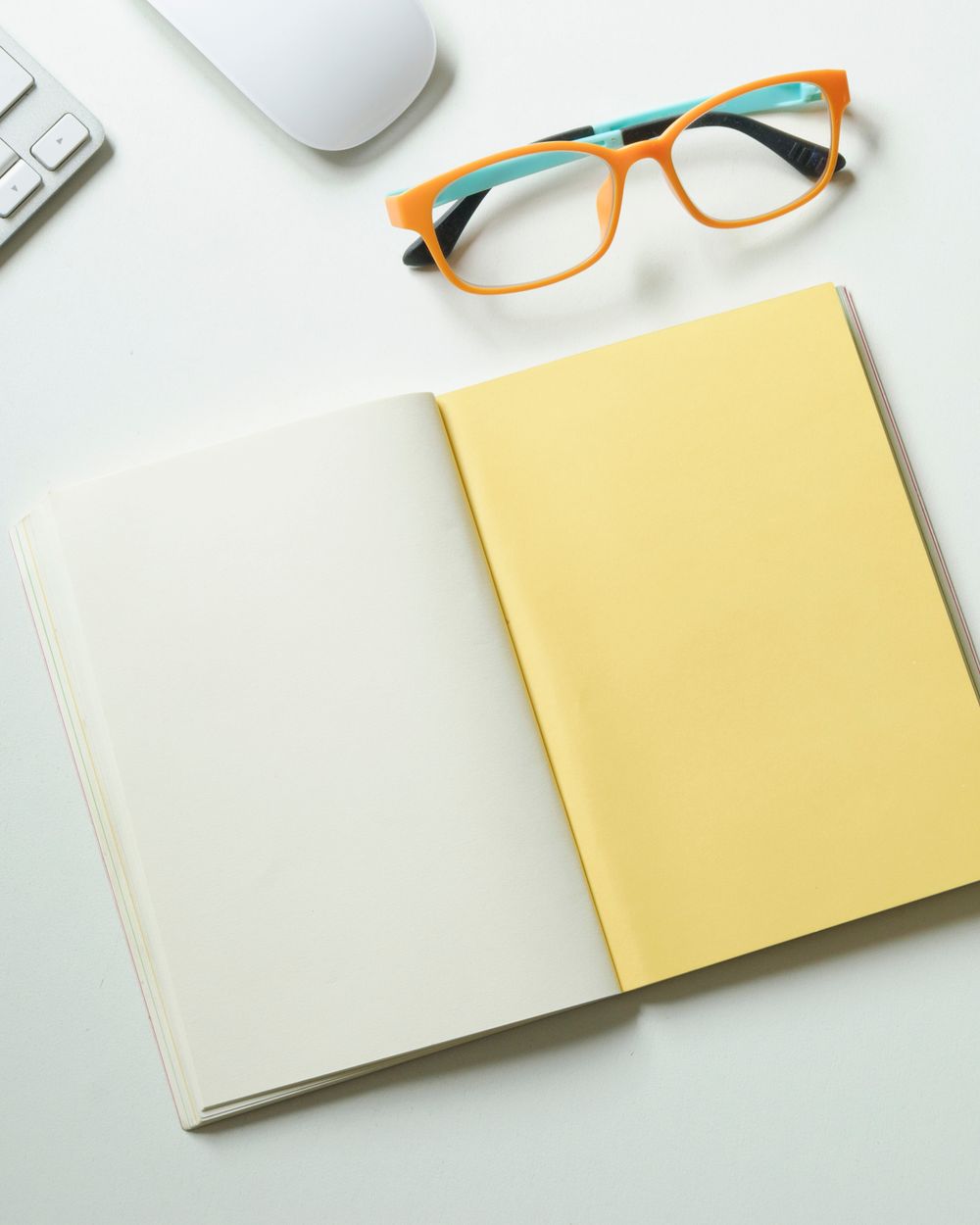 Óculos e caderno sobre uma mesa durante a fase de estratégia